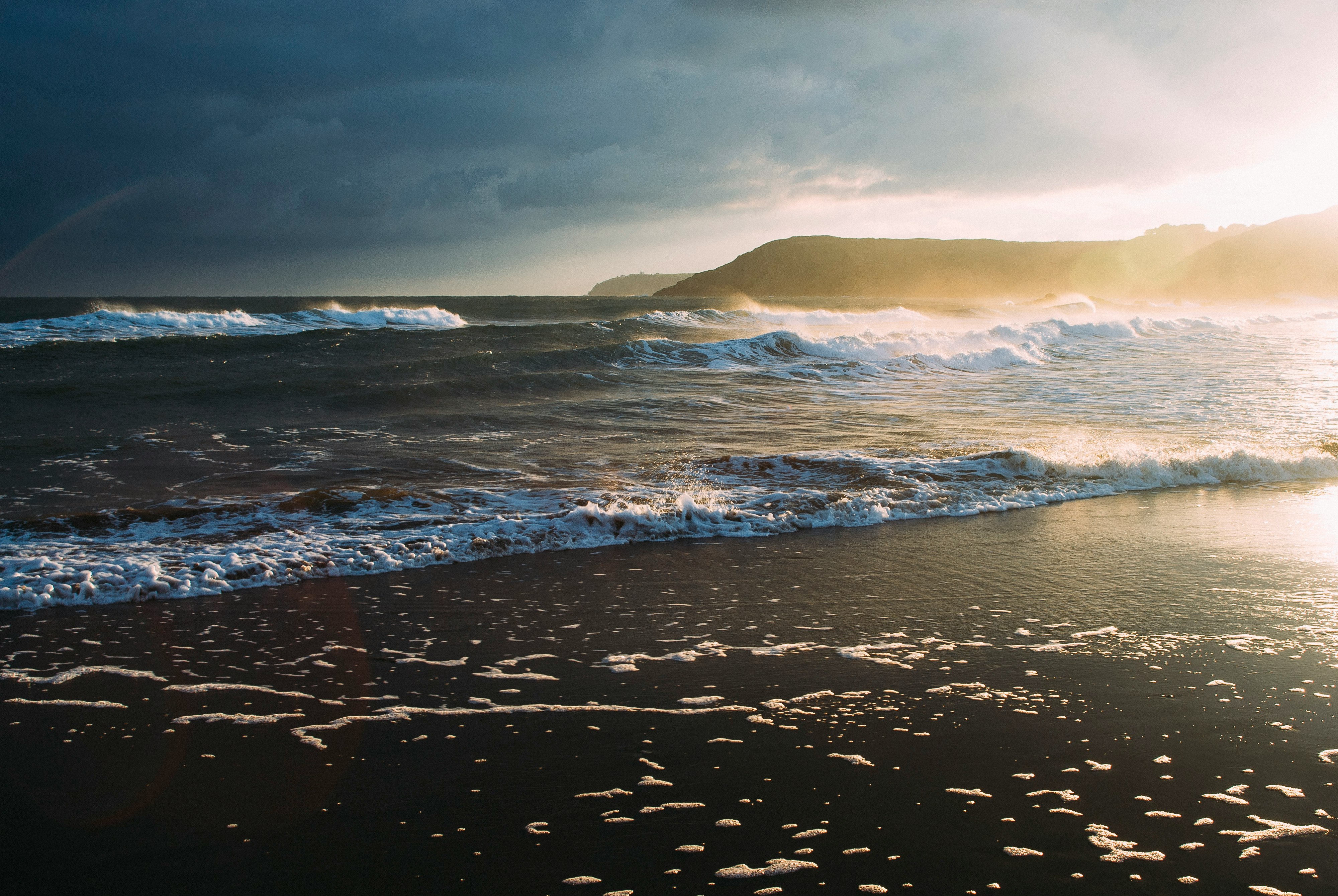 seawaves during sunrise